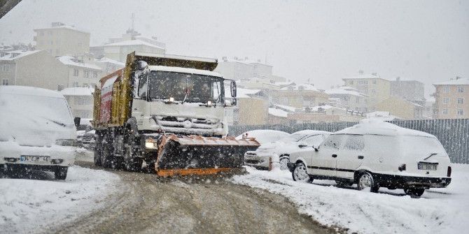 85 Yaşındaki Besra Nine’yi Hastaneye Götürmek İçin Karla Mücadele