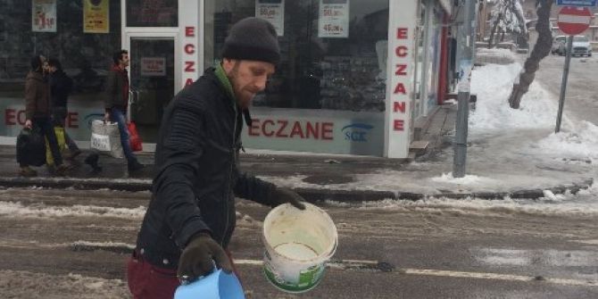 Aksaray Belediyesi Kuşlar İçin Yem Bıraktı