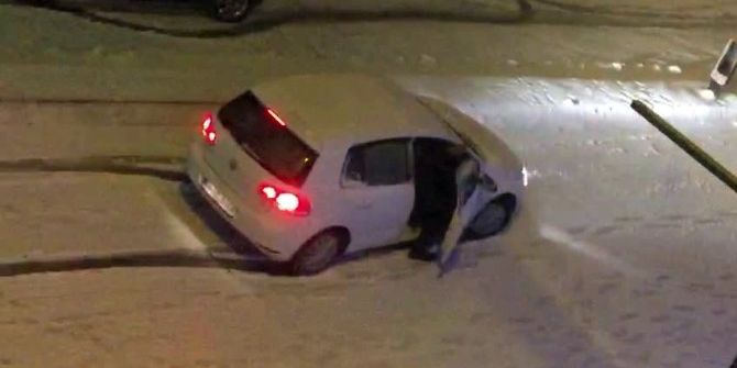 Kayan Aracı Durdurmaya Çalışan Şahsın Ölümden Döndüğü Anlar Kamerada