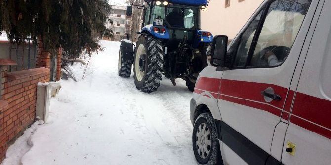 Mahsur Kalan Ambulansın İmdadına Belediye Ekipleri Yetişti