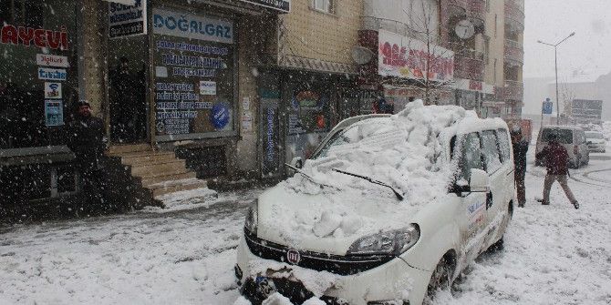 Çatıda Biriken Kar Kütlesi Aracın Üzerine Düştü