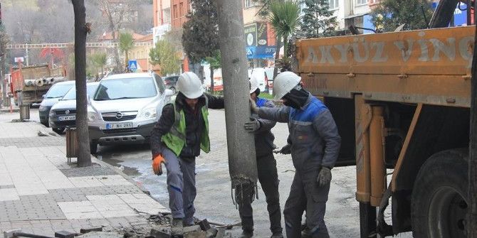 Devrek Belediyesi Beton Direkleri Söküyor