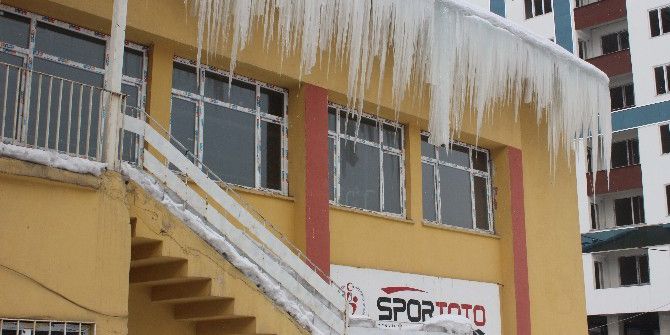 Buz Sarkıtları Tehlike Oluşturuyor