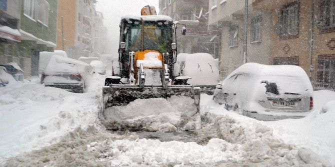 Belediye Ekipleri Ara Sokaklarda Kapanan Yolları Açma Çalışmaları Devam Ediyor