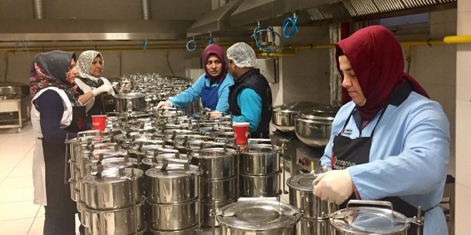 Ümraniye’de Bin Yüz Kişiye Sıcak Yemek