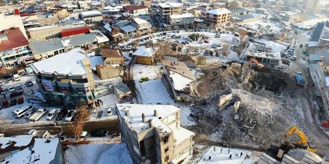 Erciş’te İş Yerlerinin Yıkımına Başlandı