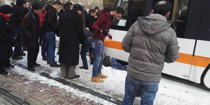 Tramvayın Altında Kalan Şahıs Yaralandı