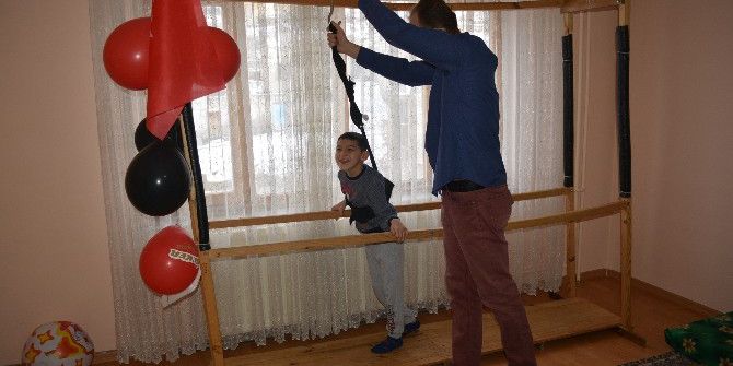 çocuğunun Tedavisi İçin Tahtalardan Fizik Tedavi Aletleri Yaptı
