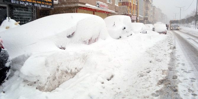 Yüzlerce Araç Kar Altında Kaldı