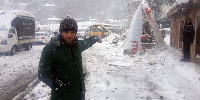 Sarıyer’de Pazar Alanının Çatısı Çöktü