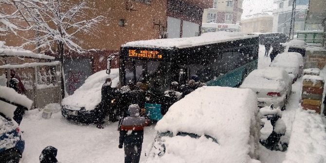 Mahsur Kalan Otobüsün Yardımına Vatandaşlar Koştu