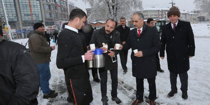 Başkan Aydın’dan Karla Mücadele Ekiplerine Çay İkramı