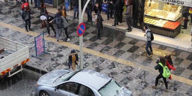 Kar Yağmayan Mersin’de Dolu Çocuklara Eğlence Oldu