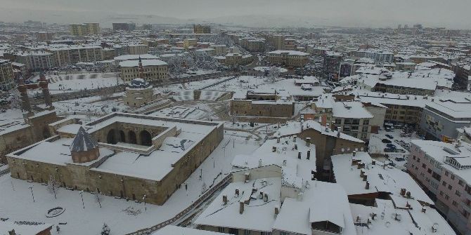 Üç Medeniyetin İzlerini Taşıyan Meydan Kar Görüntüsüyle Büyüledi