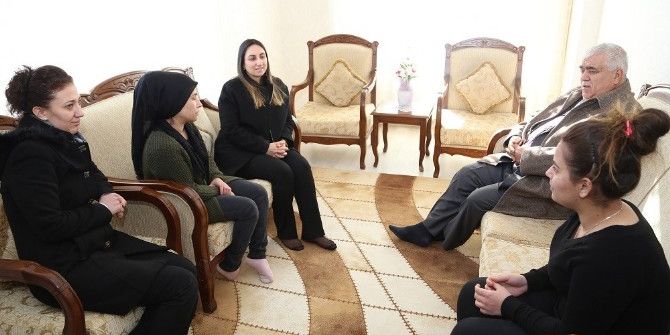 Vali Eşi Yeşim Pekmez Şehit Ailelerine Ziyaretlerini Sürdürüyor