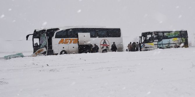 Karacabey Belediyesi Karda Kaza Yapanlara Ve Yollarda Mahsur Kalanlara Sahip Çıktı