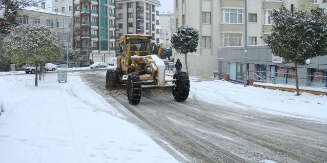 Kartal’da Karla Mücadele Çalışmaları Devam Ediyor