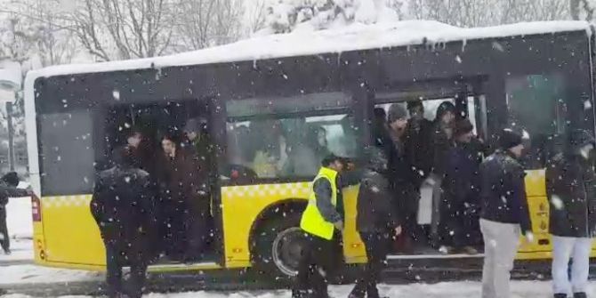 İett Otobüsü Yolda Kaldı, Vatandaş Türlü Türlü Yöntem Denedi