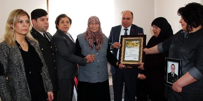 Şehit Annesine ‘Şehitlik Şehadetnamesi”