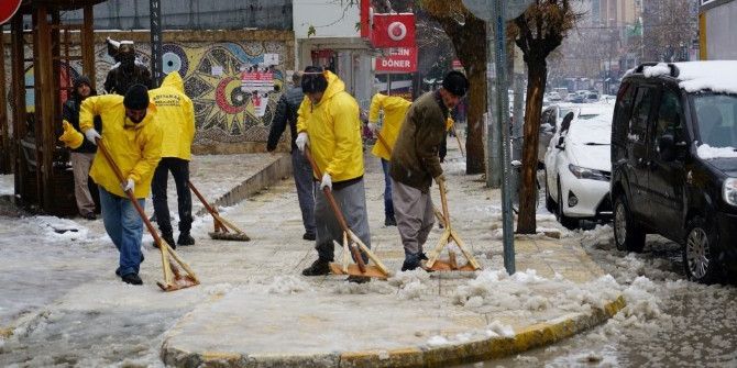 Adıyaman Belediyesinden Kar Temizleme Çalışması