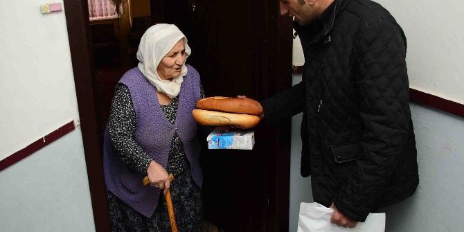 Evinden Çıkamayan Engelli Ve Yaşlılara Ekmek Ve Süt Yardımı