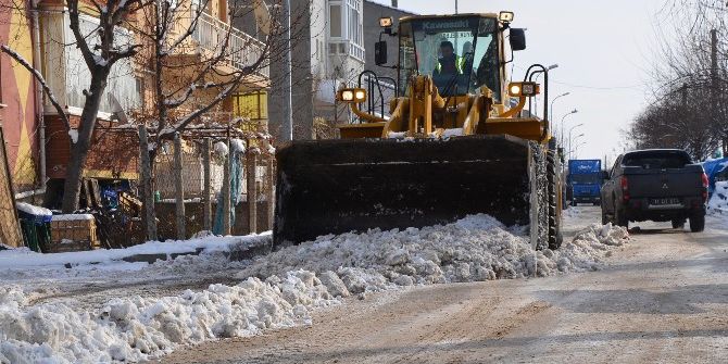 İlçe Halk Pazarı Kardan Temizlenerek Hazır Hale Getirildi