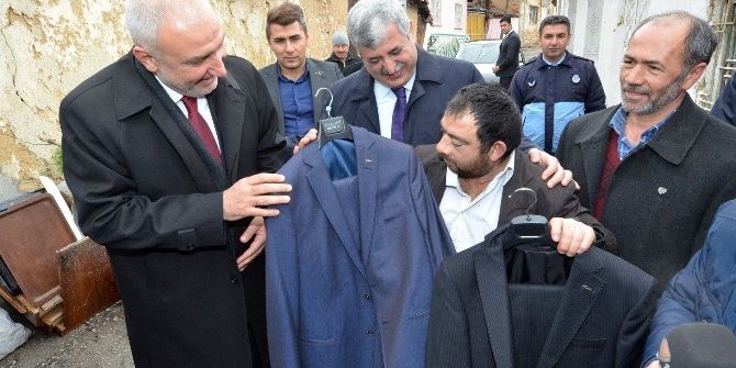 Yeşilyurt Belediyesi Evi Yanan Mersedes Kadir’e Yardım Elini Uzattı