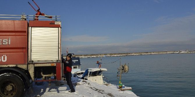 Karla Kapanan Yolları Deniz Suyu İle Açıyorlar