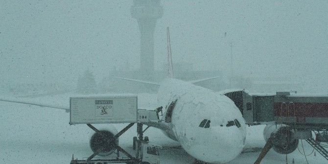 Uçuşlar İptal Oldu, Hostesler Kartopu Oynadı