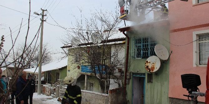 Kütahya’daki Ev Yangını Büyümeden Söndürüldü