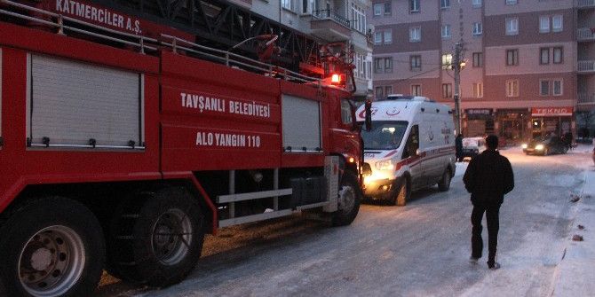 Kütahya’da Çıkan Yangında 2 Kişi Dumandan Etkilendi