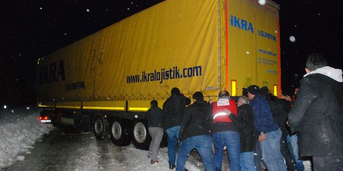 Kayan Tırı Vatandaşlar İterek Yolu Açtı