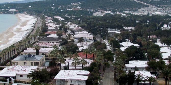 Çeşme’nin Ünlü Plajı Beyaza Büründü