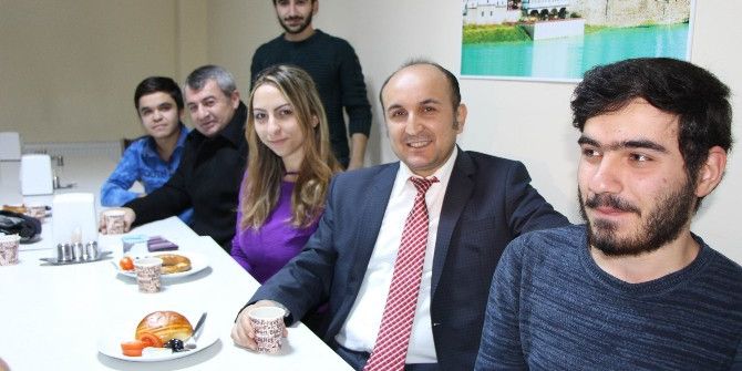 Rektörden Öğrencilere Çay-simit