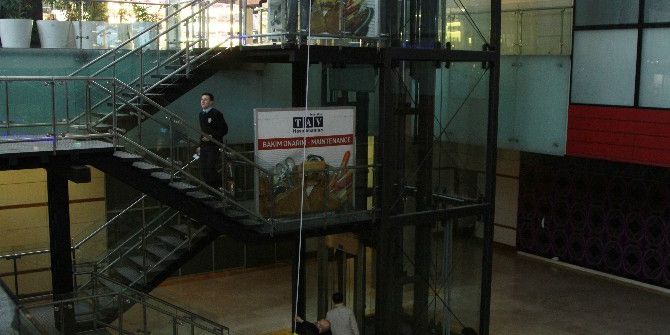 Atatürk Havalimanı’nda Merdiven Boşluğuna Düşen Yolcu Ağır Yaralandı