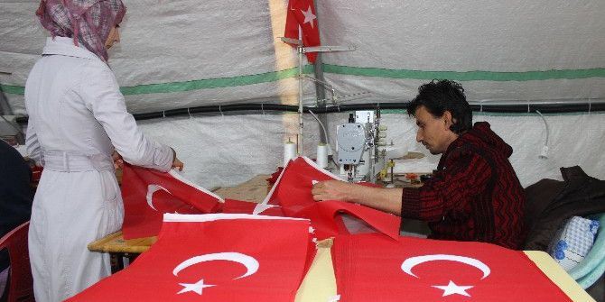 Suriyeliler 50 Bin Adet Türk Bayrağı Dikiyor