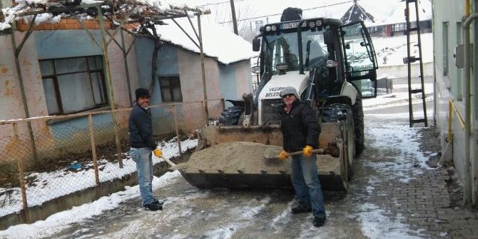 Vezirhan Beldesi’nde Karla Mücadele Çalışmaları