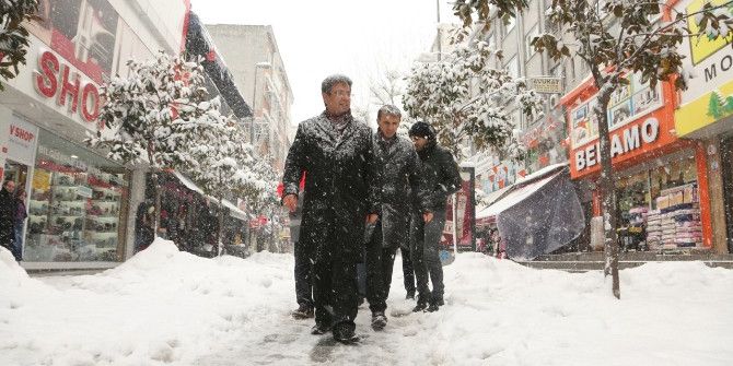 Küçükçekmece’de Karla Mücadele Aralıksız Devam Ediyor
