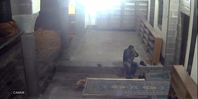 Ayakkabı Hırsızı Caminin Kamerasına Yakalandı