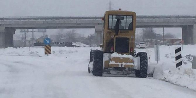 Belediye İş Makineleriyle Ekmek Ulaştırdı