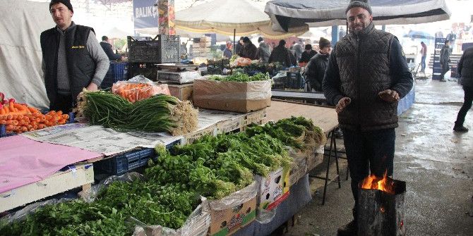Pazarcılar Tenekede Ateş Yakarak Isınıyor