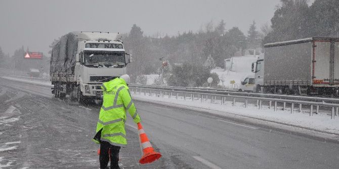 İzmir-manisa Arasında Yoğun Kar Yağışı