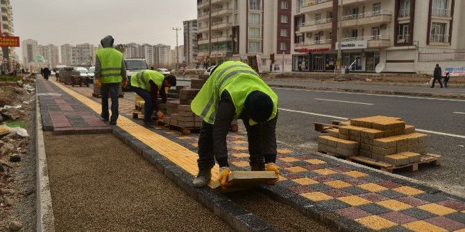 Büyükşehir Kaldırım Çalışmalarına Devam Ediyor