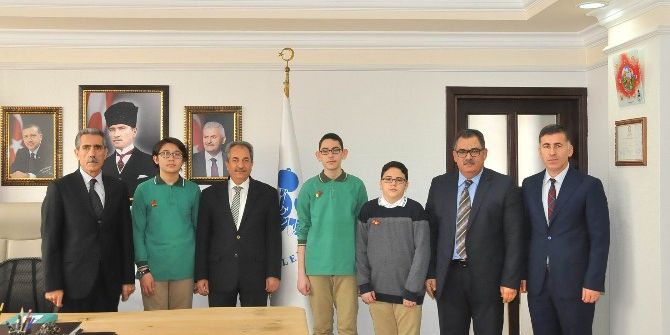 Başkan Akkaya, Teog’da Tüm Soruları Yapan Üç Öğrenciyi Ödüllendirdi