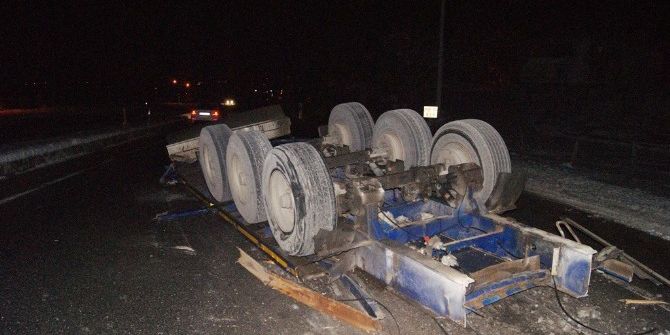 Tır Dorsesinin Lastiği Patladı, Rulo Saçlar Yola Savruldu