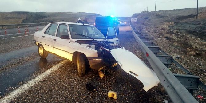 Buzlanan Yolda Kayan Otomobil Bariyerlere Çarptı: 1 Yaralı