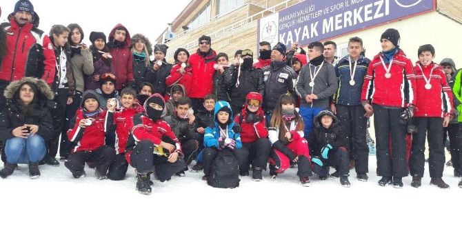 Hakkari’de Kulüplerarası Alp Disiplini Kayak İl Birinciliği Yarışması