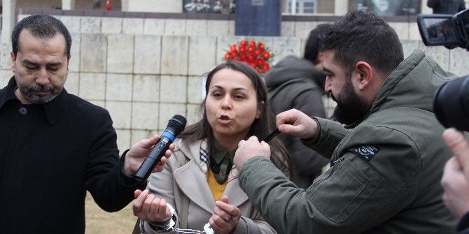 Mersin’de Gazeteciler Günü’nde Kelepçeli, Ekmekli Protesto