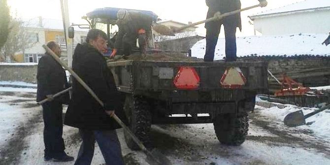 Muhtar Ve Azalar Buzlu Yolda Tuzlama Yaptı