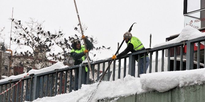 Gaziosmanpaşa’da Bina Ve Altgeçitlerde Oluşan Buz Sarkıtları Temizlendi